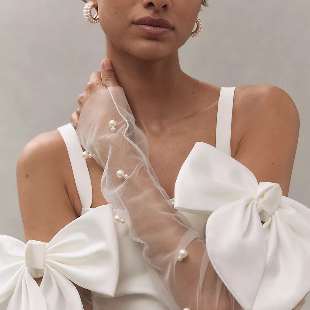 HIGH HEEL JUNGLE BRIDAL BOW AND PEARL TULLE GLOVES/SLEEVES